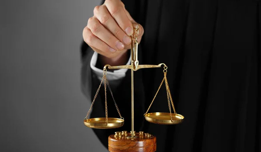 Memberi-bantuan-hukum-gratis-untuk-masyarakat