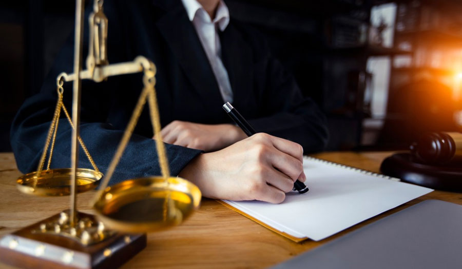 Menetapkan-syarat-magang-di-kantor-advokat